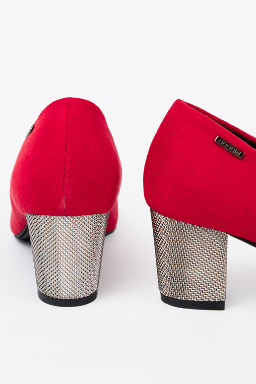 rote Farbe High Heels na Silberm słupku