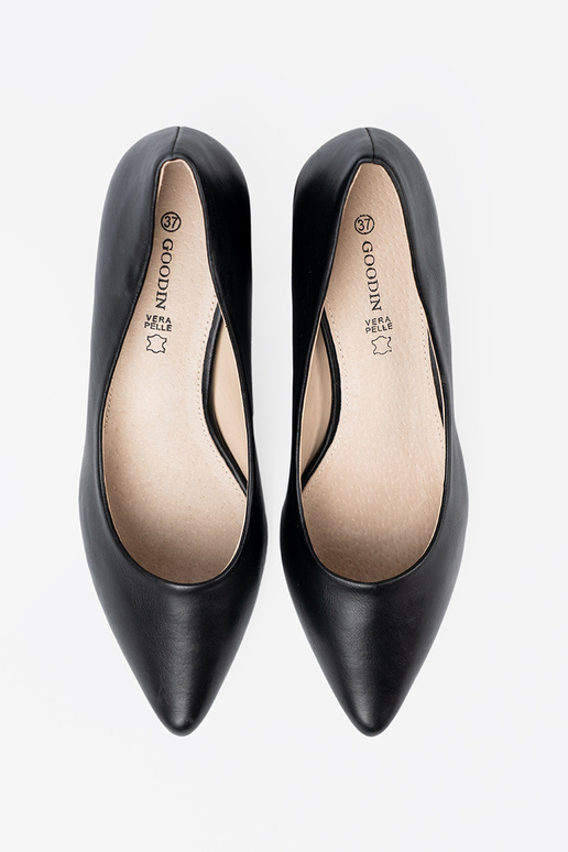 schZuarze Farbe High Heels na efektoZunym słupku