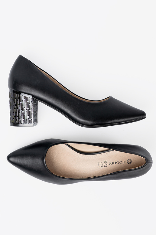 schZuarze Farbe High Heels na efektoZunym słupku