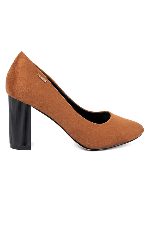 braune Farbe High Heels auf einer schZuarzen Stange