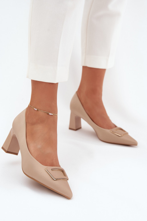 Schuhe mit Absätzen dekorieren mit Schnallen Nude Seriva Schuhe mit Absätzen dekorieren mit Schnallen Nude Seriva