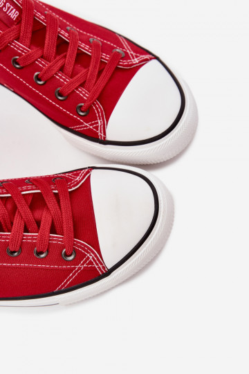 Weiße silberne Sportschuhe mit glänzenden Details
