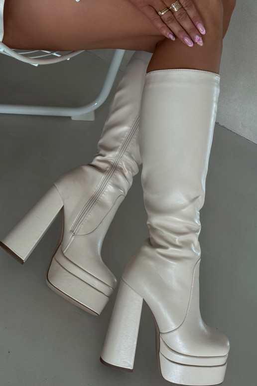 Warm gefütterte Damenstiefel mit Absatz und Plateau in Elfenbeinton „Lysara" Warm gefütterte Damenstiefel mit Absatz und Plateau in Elfenbeinton „Lysara"