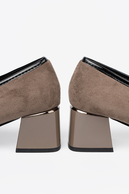 Sandfarbene Wildlederstiefeletten auf dickem Absatz