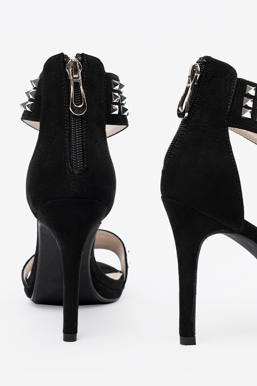 Sandalen auf einem hohen Absatz schZuarze Farbe mit Zirkonen