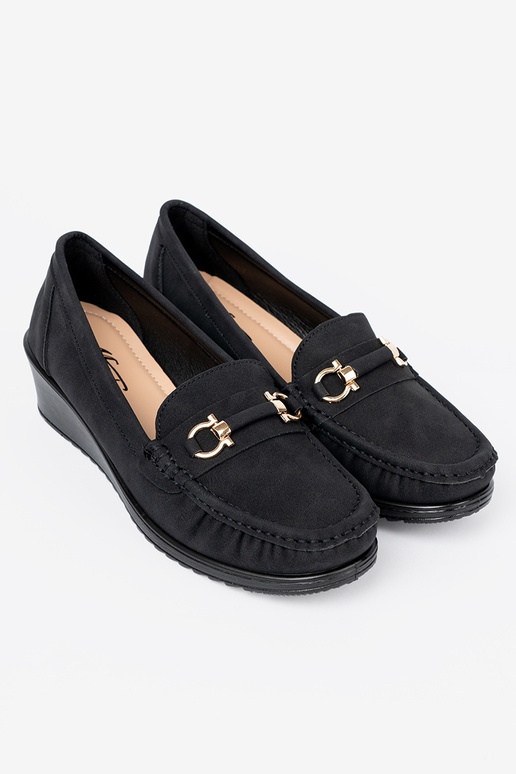 schZuarze Farbe Halbschuhe auf einem Keil mit Dekoration