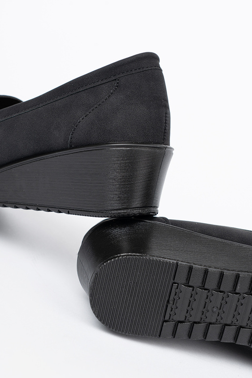 schZuarze Farbe Halbschuhe auf einem Keil mit Dekoration