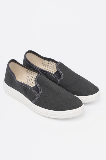 Proste graue Farbe Schuhe z flexibelmi ZustaZukami jungenhaft