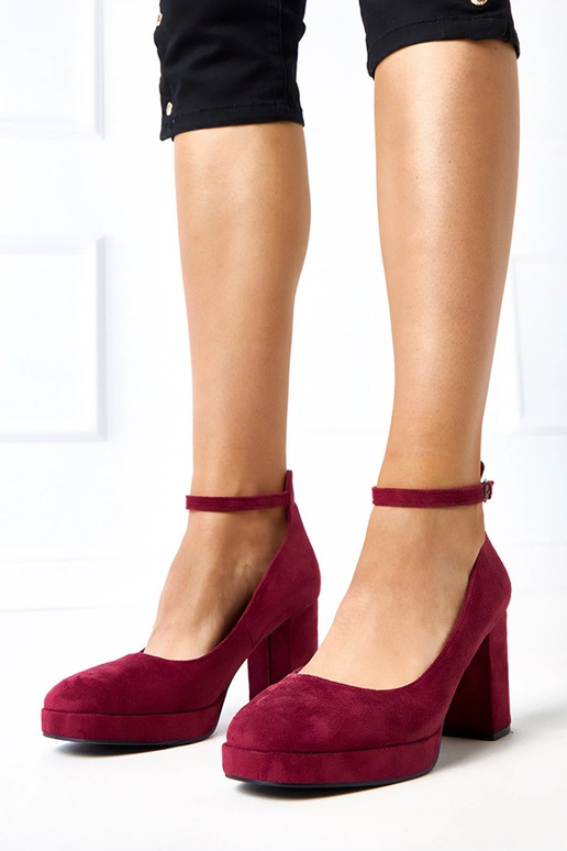 Bordeauxfarbene Schuhe auf massivem...