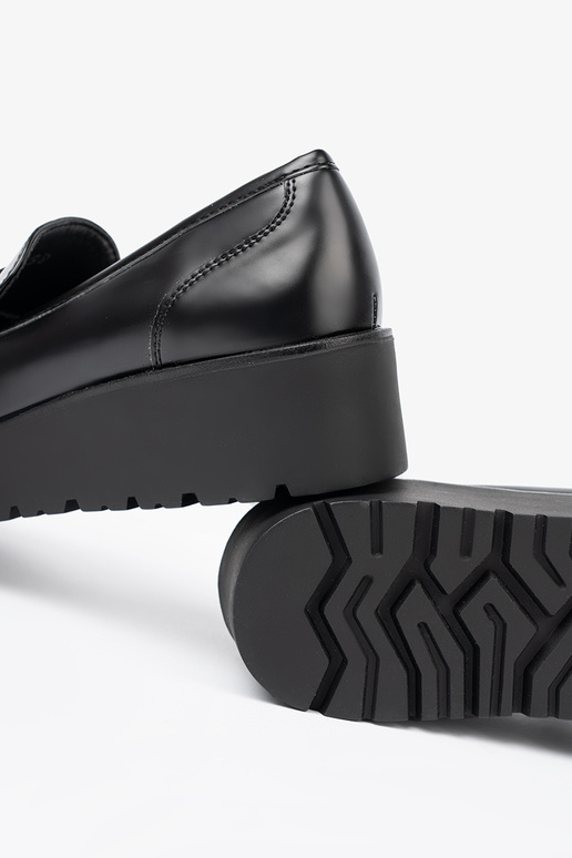 Eleganter Stil schZuarze Farbe Mokassins auf einer dicken Sohle