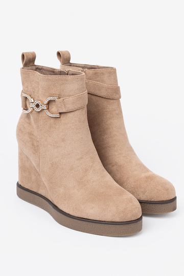 Beige Schuhe auf einem Keil mit Zierschnalle