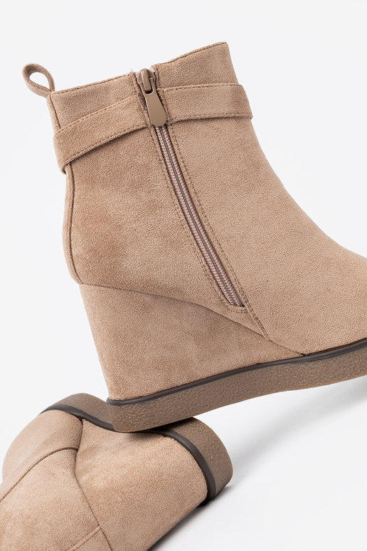 Beige Schuhe auf einem Keil mit Zierschnalle