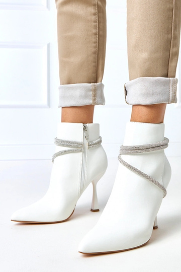 Weiße Stiefeletten auf...