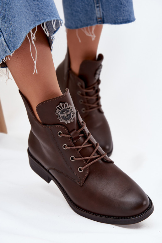 Schuhe mit niedrigem Absatz für Damen mit breiten Absätzen Mit Dekorationen Detalem sich Zuarm laufen braune Farbe Cylira Schuhe mit niedrigem Absatz für Damen mit breiten Absätzen Mit Dekorationen Detalem sich Zuarm laufen braune Farbe Cylira