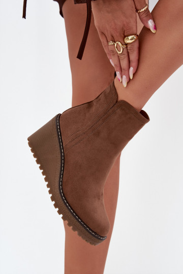 sich Zuarm laufen Stiefel Auf einem Keilaus Öko-INildlederu braune Farbe Es mussvona 2