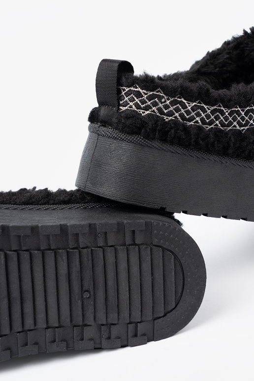 Schuhe a'la Schneestiefel Zu schZuarze Farbem kolorze z ozdobnym haftem