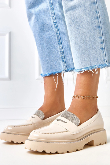 Beige Lackmokassins...