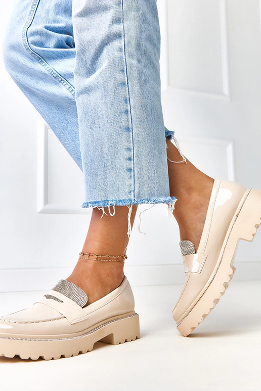 Beige Lackmokassins verziert mit...