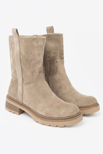 Beige Schuhe auf einer dicken Sohle z choleZuką am Knöchel
