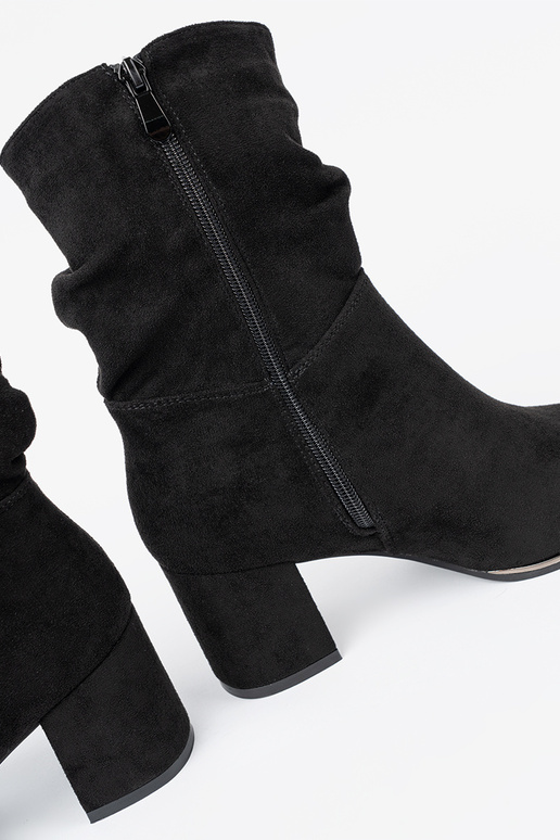 Stiefel aus INildleder schZuarze Farbe z eleganckim marszczeniem