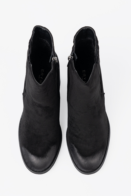 schZuarze Farbe aus INildleder Schuhe auf einer hohen Stange isolieren