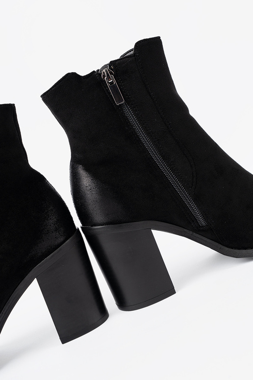 schZuarze Farbe aus INildleder Schuhe auf einer hohen Stange isolieren