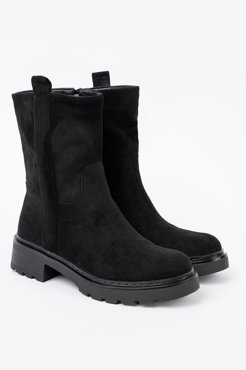 schZuarze Farbe Schuhe auf einer dicken Sohle z choleZuką am Knöchel