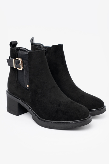 schZuarze Farbe Schuhe mit Schnallen auf einem stabilen Absatz