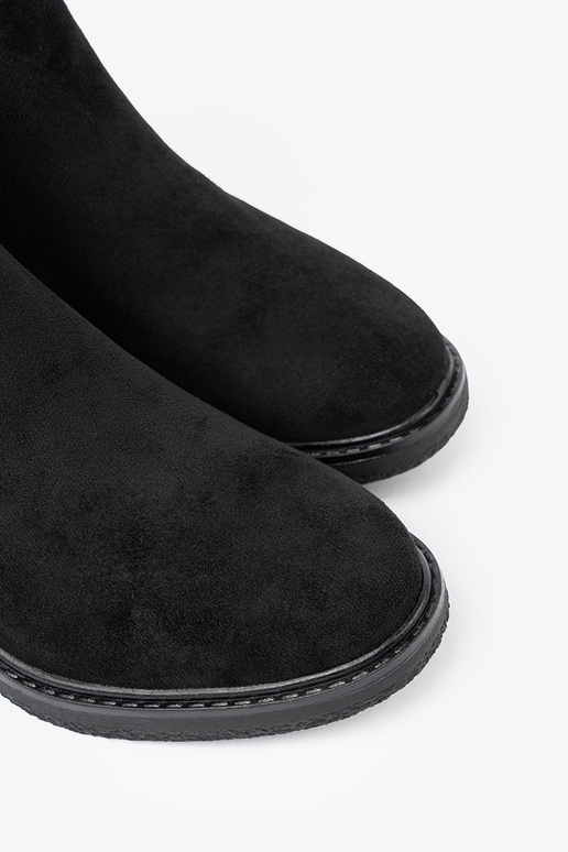 schZuarze Farbe Schuhe mit Schnallen auf einem stabilen Absatz