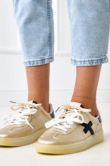 Goldene Sneakers auf...