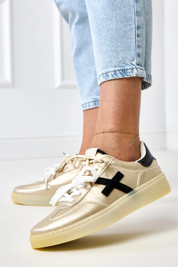 Goldene Sneakers auf... 2