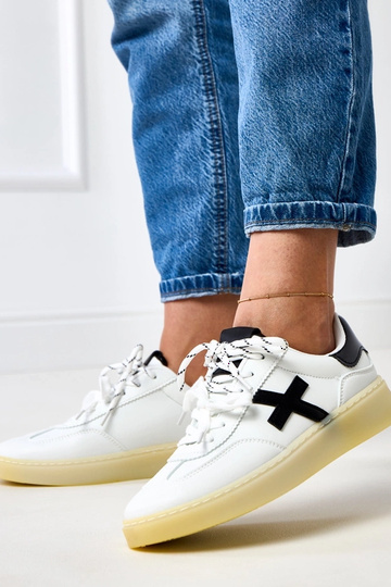Weiße Sneakers auf... 2