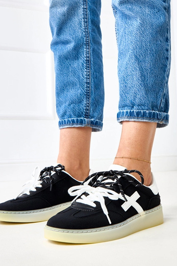 Schwarze Sneakers auf...