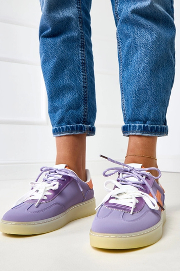 Violette Sneakers auf...