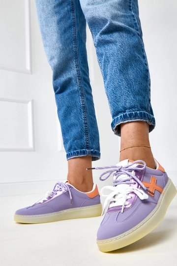 Violette Sneakers auf... 2