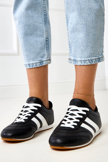 Schwarze Tennisschuhe mit...