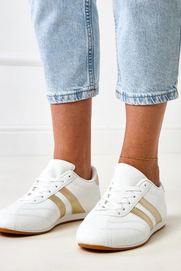 Weiße Tennisschuhe mit...