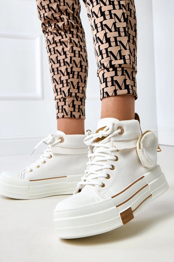 Weiße hohe Sportschuhe auf...