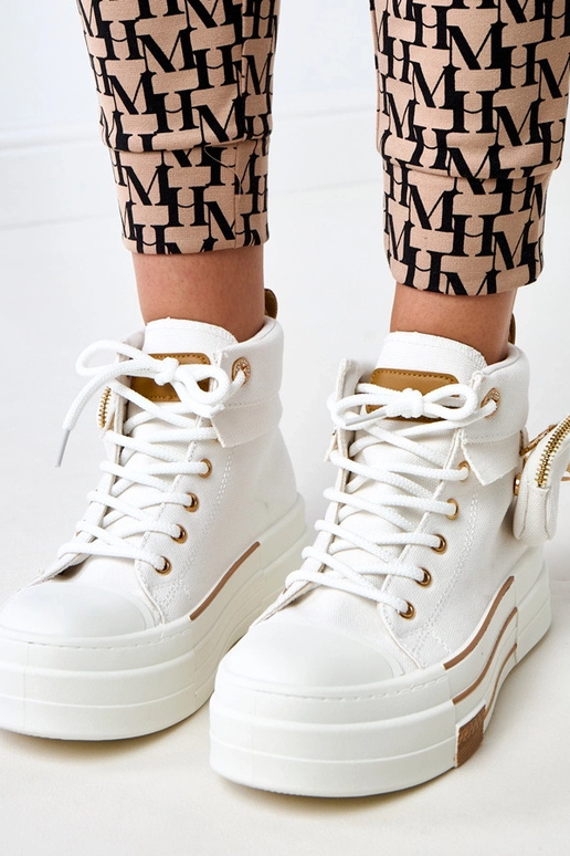 Weiße hohe Sportschuhe auf Plattform... Weiße hohe Sportschuhe auf Plattform...