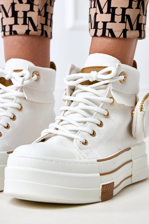 Weiße hohe Sportschuhe auf Plattform... Weiße hohe Sportschuhe auf Plattform...