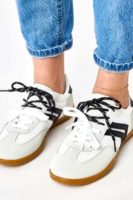 Weiße Volleyball-Sneaker im... Weiße Volleyball-Sneaker im...