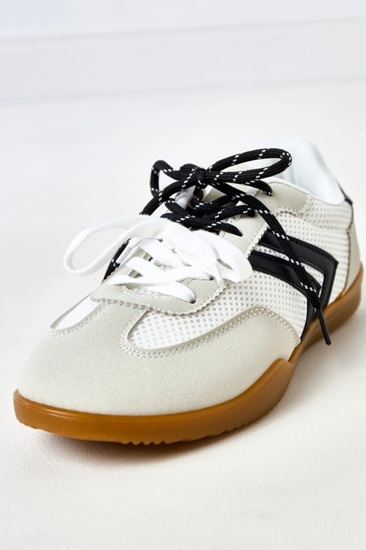 Weiße Volleyball-Sneaker im... Weiße Volleyball-Sneaker im...