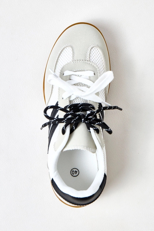 Weiße Volleyball-Sneaker im... Weiße Volleyball-Sneaker im...