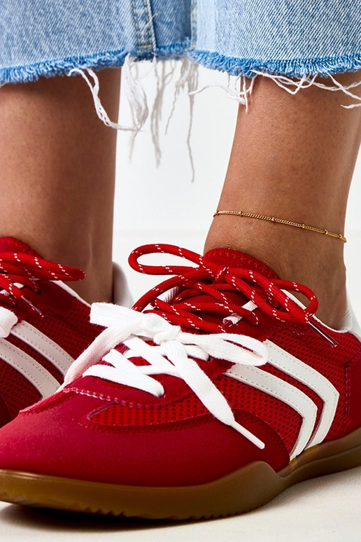 Rote Volleyball-Sneaker im Tennisstil... Rote Volleyball-Sneaker im Tennisstil...