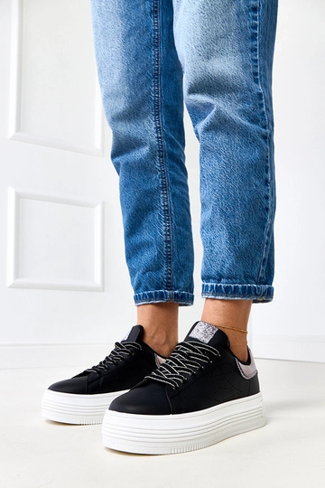 Schwarze Sneakers mit...