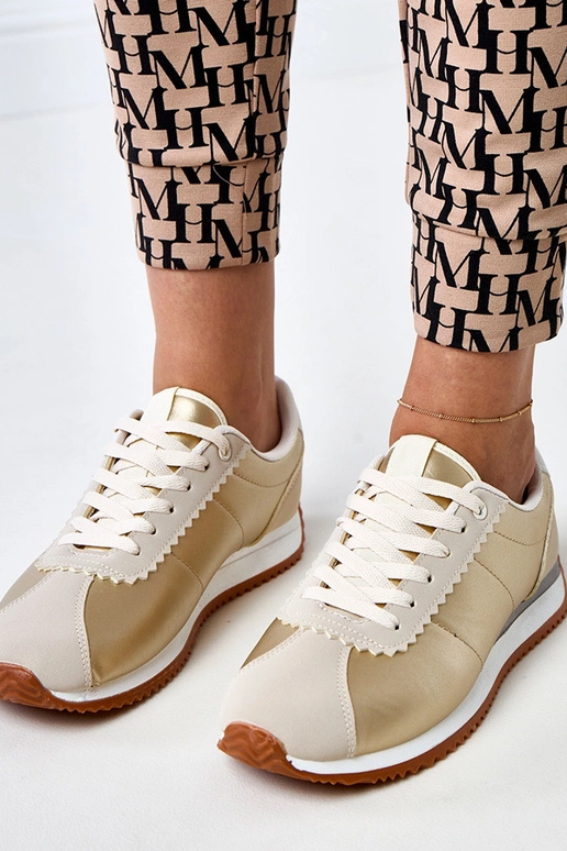 Sandfarbene Sportschuhe mit... Sandfarbene Sportschuhe mit...