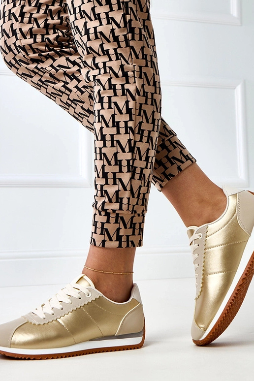 Sandfarbene Sportschuhe mit... Sandfarbene Sportschuhe mit...