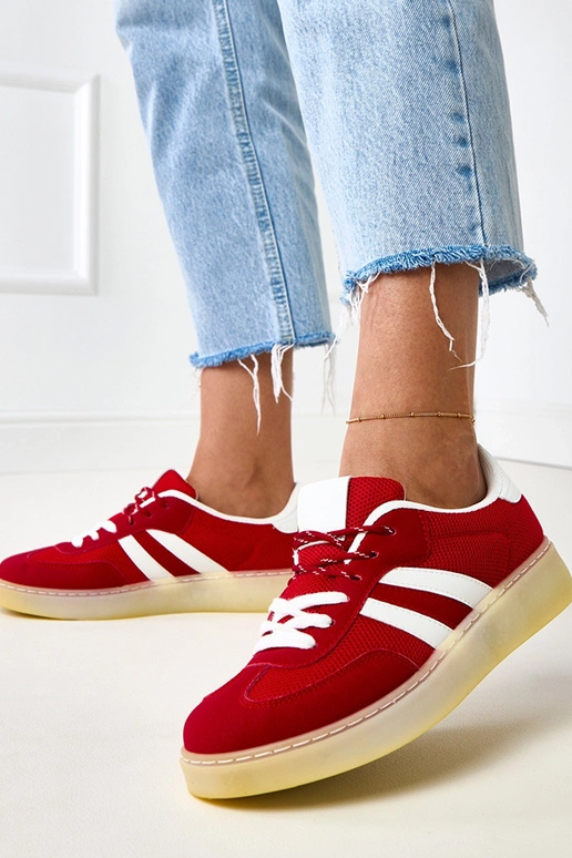 Rote Netz-Sneaker mit weißem Einsatz... Rote Netz-Sneaker mit weißem Einsatz...