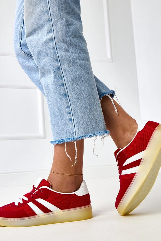 Rote Netz-Sneaker mit weißem Einsatz... Rote Netz-Sneaker mit weißem Einsatz...