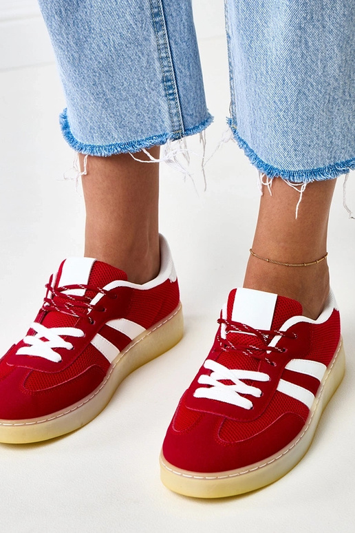 Rote Netz-Sneaker mit weißem Einsatz... Rote Netz-Sneaker mit weißem Einsatz...